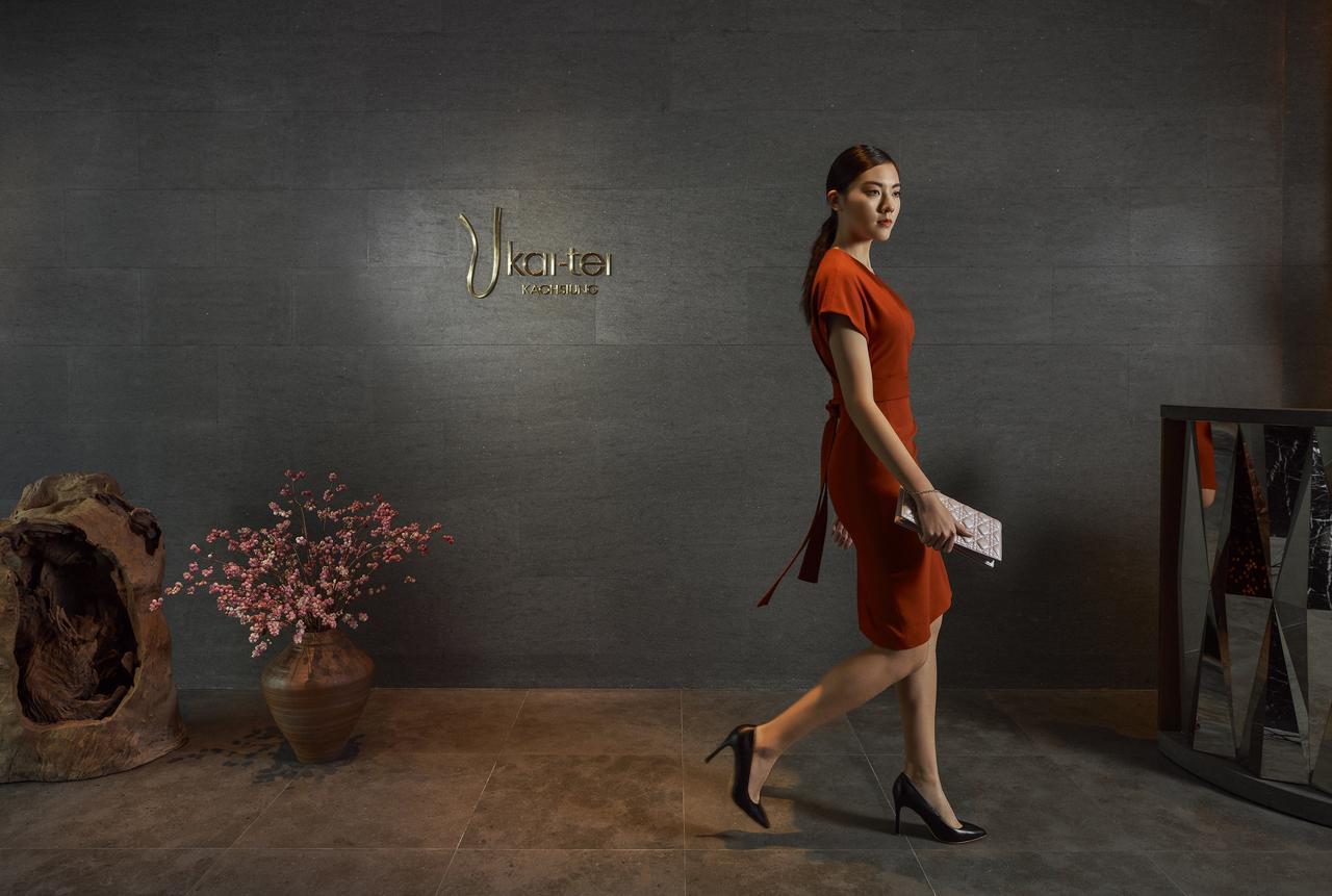 Silks Club Hotel Kaohsiung Exterior photo A woman wearing a dress