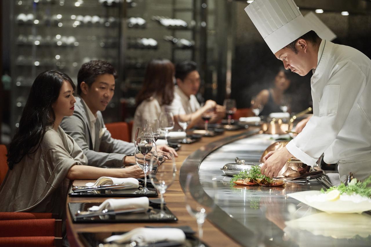 Silks Club Hotel Kaohsiung Exterior photo Chef at work
