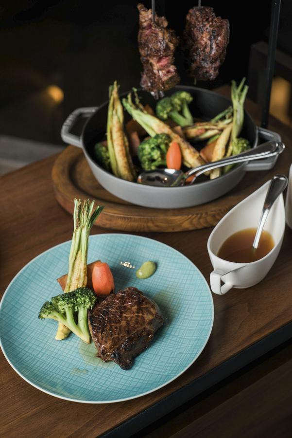 Silks Club Hotel Kaohsiung Exterior photo A steak with vegetables